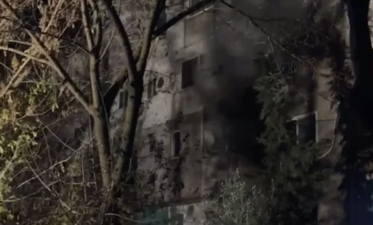 Video/ Zjarr në një apartament në Shkodër, panik tek banorët e zonës, mbërrin në vendngjarje zjarrfikësja