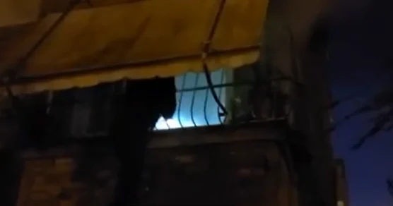 VIDEO-Zjarr në një banesë në lagjen ‘Isa Boletini’ të Vlorës. Zjarrfikësit hyjnë nga ballkoni…