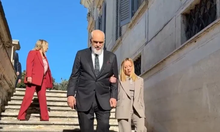 Videolajm- Më të afërt se kurrë, Meloni mbahet te Rama teksa zbresin shkallët