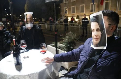 VIDEOLAJM/ Të rinjtë inskenojnë ‘dollinë’ Rama-Balluku gjatë protestës