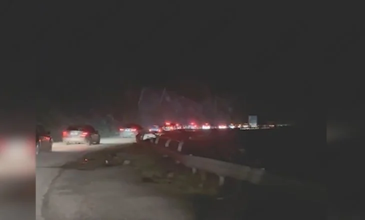 Vijon trafiku i rënduar në aksin Librazhd – Elbasan, automjetet në radhë kilometrike