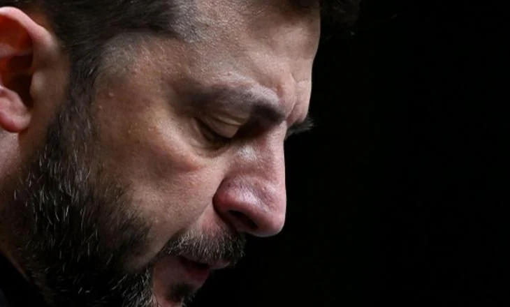 Vilat dhe tualetet e veshura me ar, skandali i korrupsionit që po trondit Zelenskyn