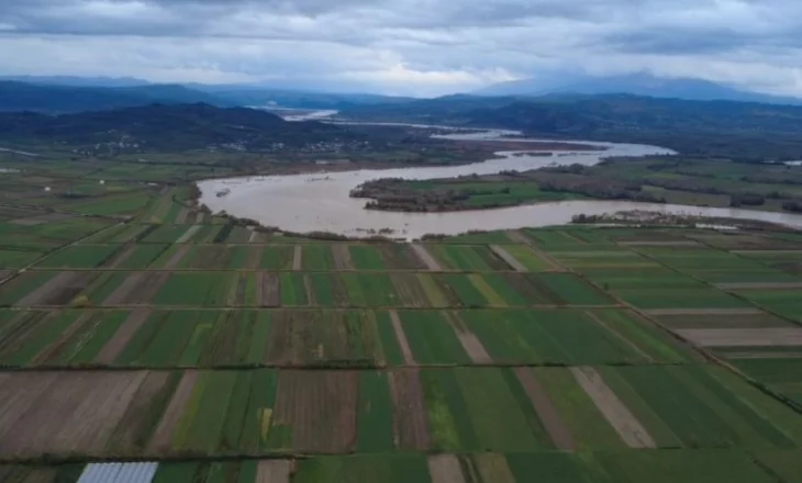 Vjosa në pikë kritike, niveli i ujit arrin në 6 metra. Lumi rrezikon të dalë nga shtrati