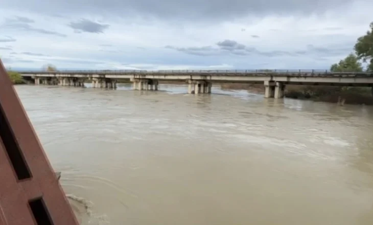 Vjosa tremb sërish banorët/ Reshjet e fundit kanë shtuar prurjet, niveli i ujit rikthehet në pikën kritike