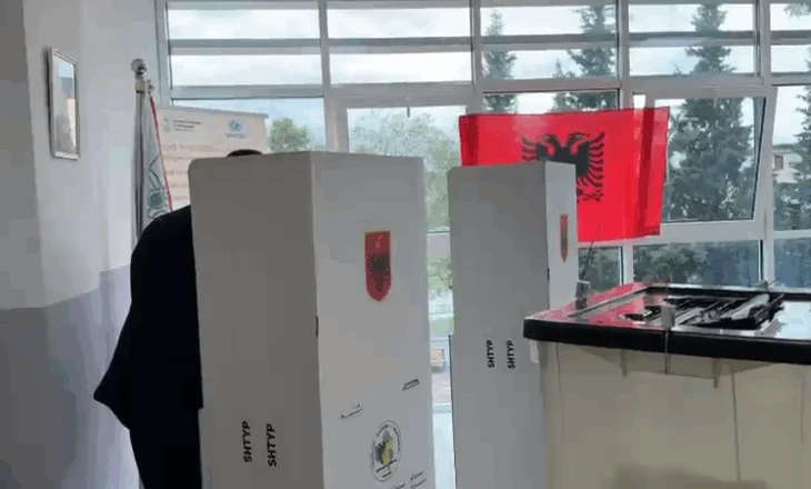 Vlonjatët “refuzojnë” kutitë e votimit, KQZ publikon pjesëmarrjen deri në orën 12:00: Interes më i lartë në Mat dhe Tepelenë