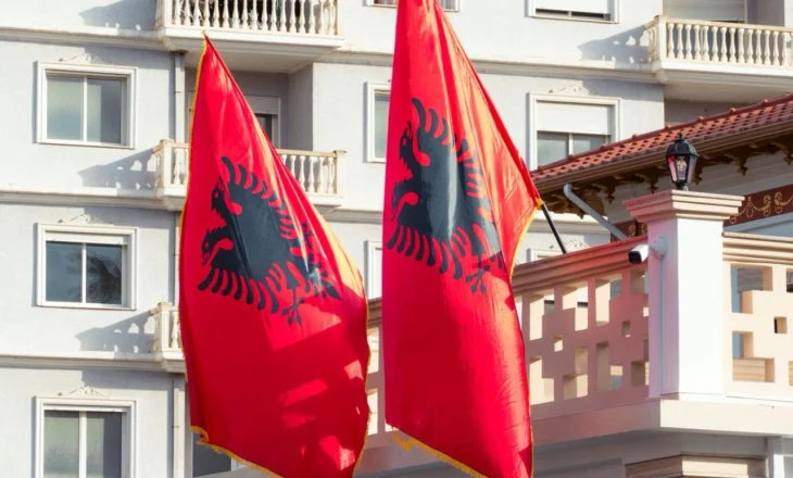 Vlora e veshur kuq e zi (FOTO)