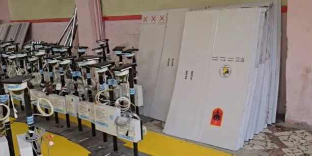 Vlora gati për zgjedhjet e së dielës, mbërrijnë materialet zgjedhore, 173 mijë qytetarë drejt kutive të votimit