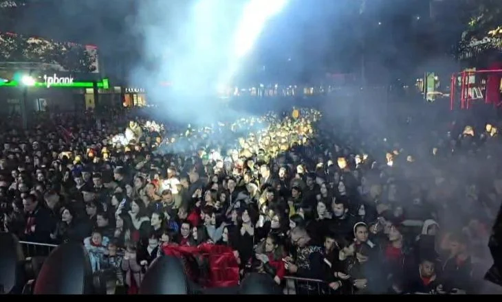 Vlora mbyll festimet e 28 nëntorit me koncert, qytetarët mbushin bulevardin e qytetit