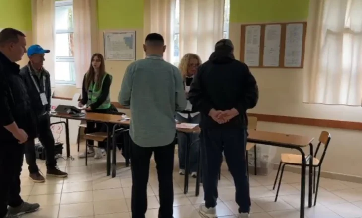 Vlora probleme në procesin zgjedhor/ Pajisja në një qendër votimi nuk njeh shenjat e gishtërinjve, komisionet s’gjejnë regjistrat