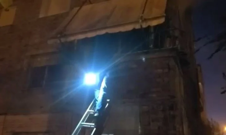 Vlorë/ Zjarr në një banesë, ndërhyhet nga ballkoni