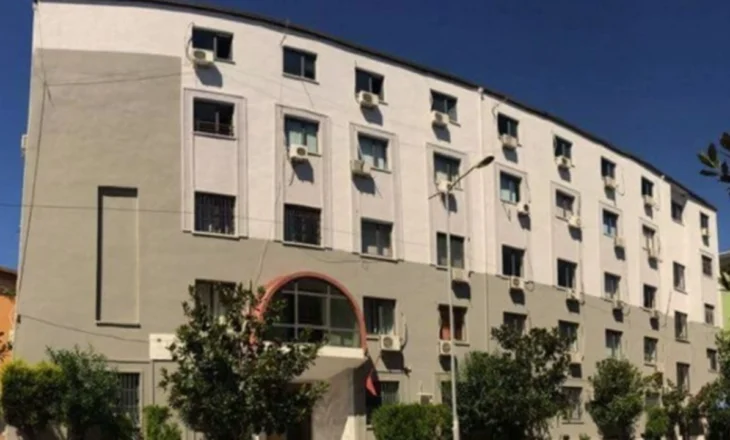 Vrasje me dashje e mbetur në tentativë, rëndohet akuza ndaj të miturit për plagosjen e 15-vjeçarit në Durrës