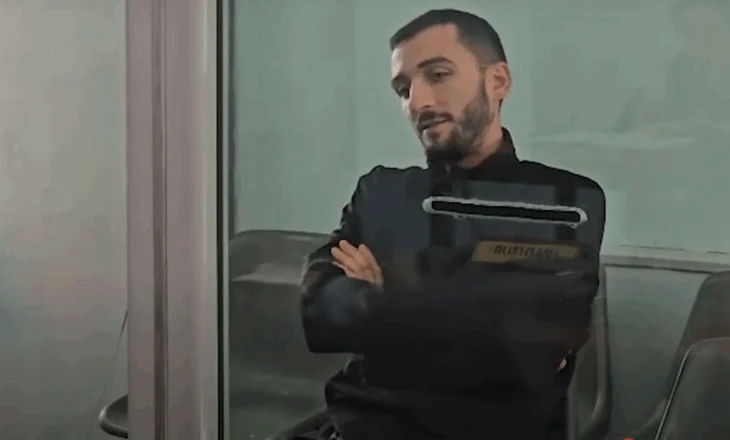 Vrau babain dhe del i buzëqeshur në gjykatë/ Avokatja: Mariani nuk i kupton veprimet e tij