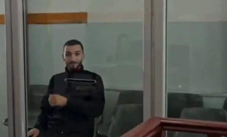 Vrau babanë! 25-vjeçari i qeshur në Gjykatë: Më kapi për fyti…e qëllova me thikën dhe ika…e godita me shufër hekuri