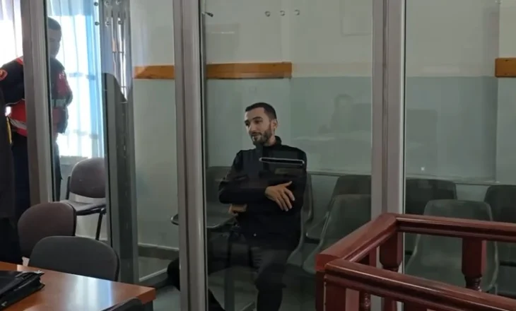 Vrau babanë, lihet në burg i riu në Durrës! 25-vjeçari e goditi me thikë dhe me shufër hekuri