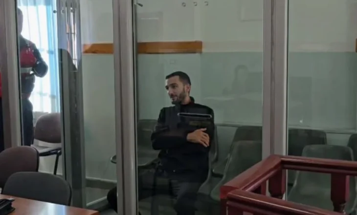 Vrau babanë me thikë, mbahet sot seanca ndaj autorit/ Ja kush është 25-vjeçari, shfaqet duke qeshur në sallën e gjyqit