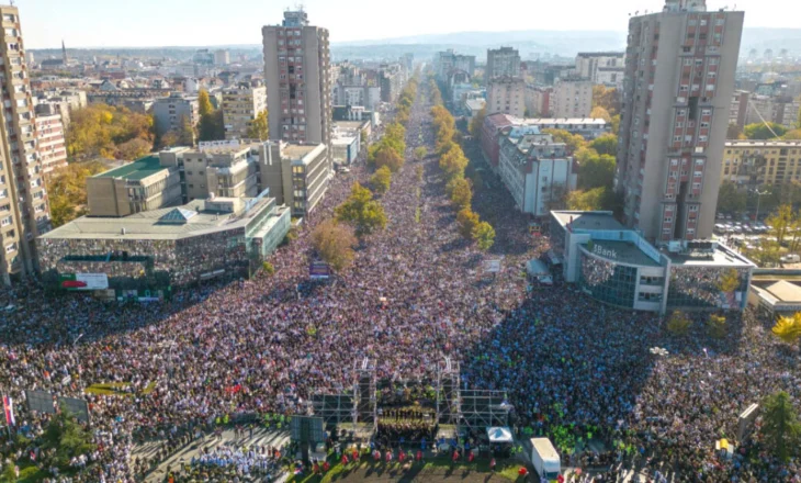 Vuçiç i mbijeton edhe një tubimi, pse studentët po dështojnë, ja pse skenari rumun mund të përsëritet në Serbi