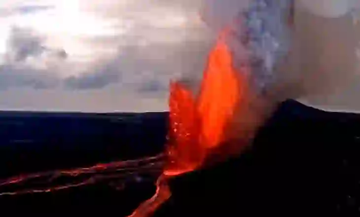 Vullkani japonez shpërthen pas 13 muajsh