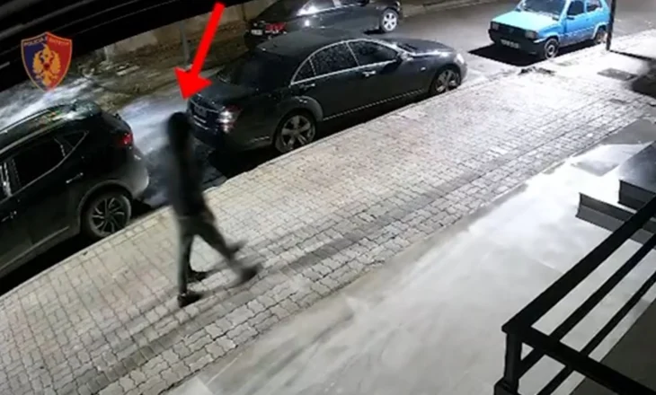 Zbulohet kush dogji dy makina në Vlorë: Një në pranga, tjetri në kërkim