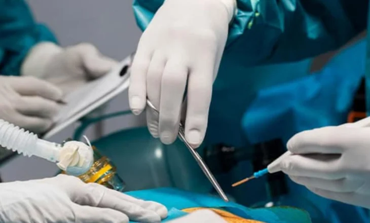 Zemra e të miturit kishte dy çarje, 15-vjeçari mbijetoi pas një operacioni emergjent