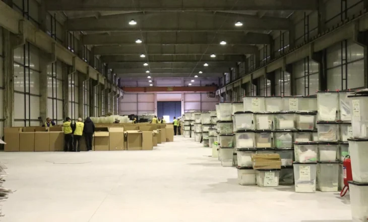 Zgjedhjet lokale në pesë Bashki/ KQZ nis përgatitjet për ditën e diel, shpërndahen materialet zgjedhore