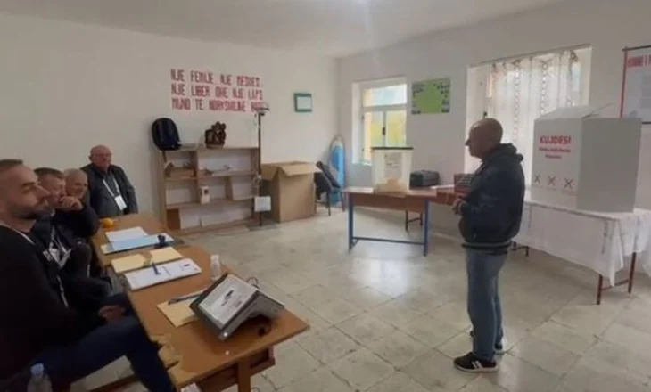 ZGJEDHJET-Vlonjatët më pak të interesuar, Dukati 2 orë pa asnjë votues, qytetari shkon pa kartën e identitetit: Nuk kam fuqi…