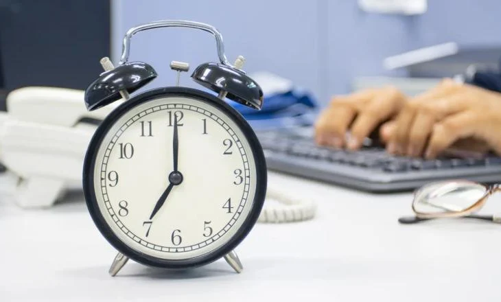 Zgjohesh herët? Paralajmërojnë ekspertët: Nisja e punës përpara kësaj ore dëmton shëndetin afatgjatë
