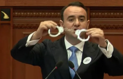 “Zgjohuni sa s’është vonë”/ Balliu “tund” prangat në foltoren e Kuvendit: Po luftoni të mbushni xhepat e…