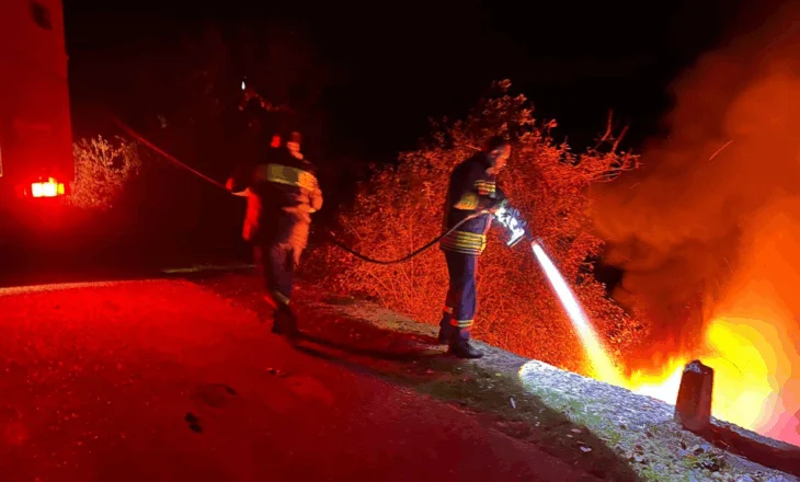 Zjarr i madh në një grumbull gomash, tymi vështirëson lëvizjen e mjeteve