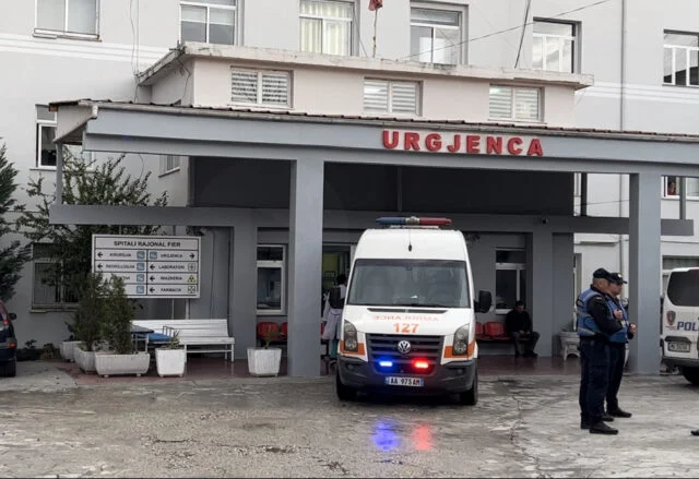 Zjarr në një banesë në Fier, lëndohet foshnja nga shkëndija elektrike