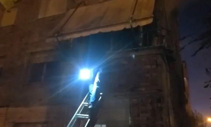 Zjarr në një banesë në lagjen “Isa Boletini” të Vlorës, ndërhyhet nga ballkoni