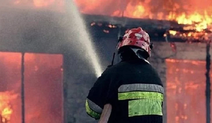 Zjarr në një shtëpi në Tepelenë