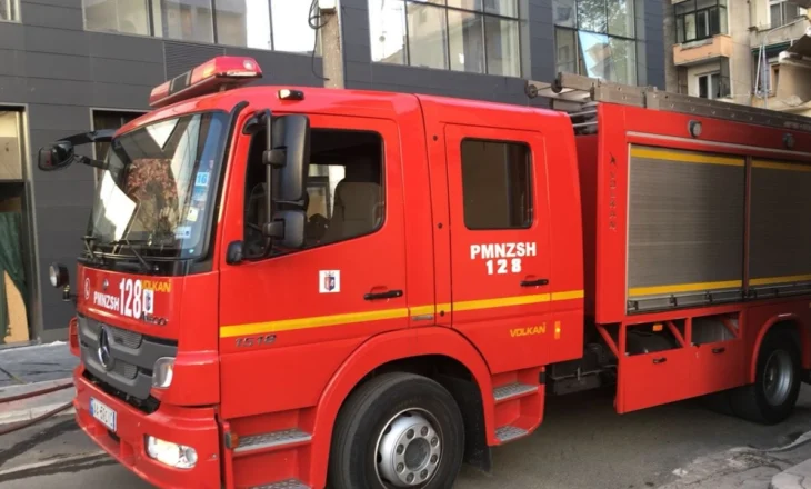 Zjarr në orët e para të mëngjesit në Sarandë, shkrumbohet lokali i drurit