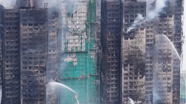 Zjarri katastrofik në Hong Kong, 55 viktima dhe 270 të zhdukur