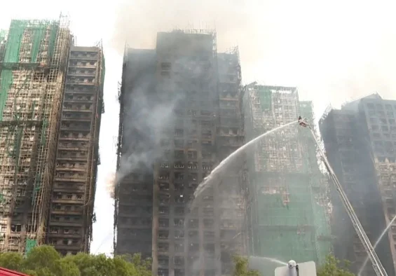 Zjarri në Hong-Kong tani raportohet se është nën kontroll