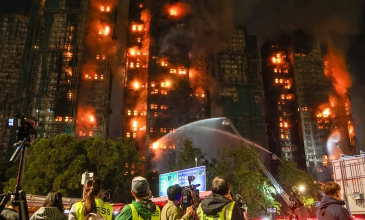 Zjarri në Hong Kong vret 55 persona, qindra të zhdukur, policia fajëson firmën e ndërtimit