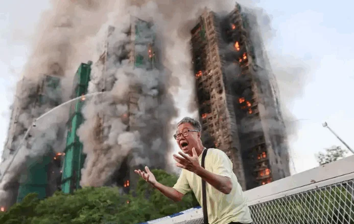 Zjarri përfshin rrokaqiellin në Hong Kong, të paktën 4 të vdekur, disa të bllokuar në ndërtesë