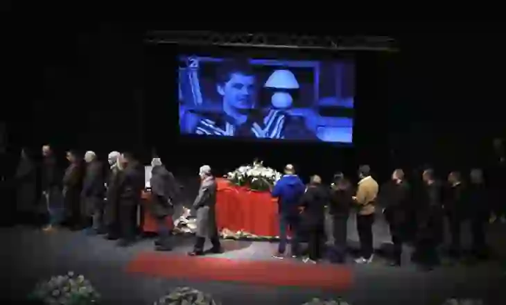 “Zoti e shpërbleftë me parajsë”, Shpat Kasapi përcillet për në banesën e fundit me duartrokitje