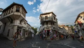 10 poezitë më të bukura shqiptare mbi dashurinë për Atdheun