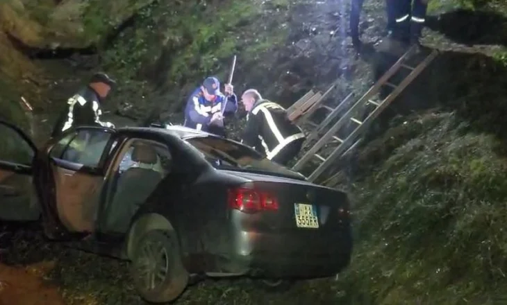 12-vjeçari në Tiranë merr makinën e të atit dhe përfundon jashtë rruge, dy të plagosur
