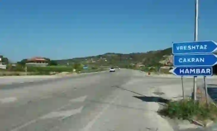 20 vjeçari godet furgonin e FNSH, 3 efektivë e policisë përfundojnë në kanal