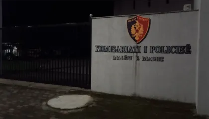 27- vjeçari humbi jetën duke vendosur një reklamë në Koplik, policia nis procedim penal për një 40- vjeçar