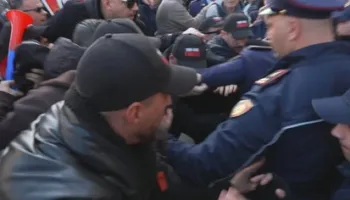 3 orë protestë e përplasje para Kryeministrisë, shoqërohen në polici 4 aktivistë të “Shqipëria Bëhet”