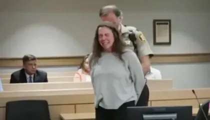 35 mijë mesazhe erotike me nxënësin 11-vjeçar, mësuesja shpërthen në lot në gjykatë pasi mëson dënimin (VIDEO)
