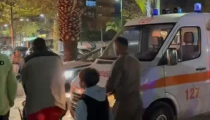 35-vjeçarja vlonjate rrëzohet në trotuar, dërgohet me urgjencë në spital