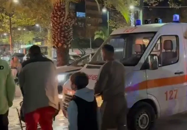 35-vjeçarja vlonjate rrëzohet në trotuar, dërgohet me urgjencë në spital