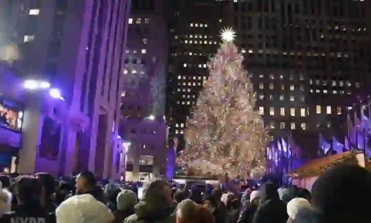 50 mijë drita LED dhe një yll mbi 400 kg/ Ndizet Pema e Krishtlindjeve e Qendrës Rockefeller në Manhatan