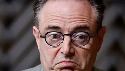 54-vjeçari me syze dhe këmisha me jakë të rrumbullakët/ Përplasje e ashpër mes ‘politico’ dhe kryeministrit belg për miliardat e Rusisë