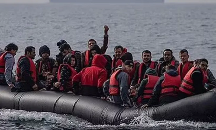 800 emigrantë në Angli brenda ditës/ Rekord i ri kalimesh ilegale, 13 gomone kaluan La Manshin vetëm të shtunën