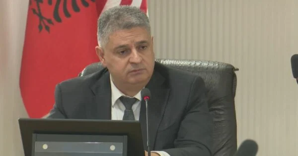 “A do ma zgjidhnit një hall personal?”, Xholi i përgjigjet pyetjes me spec të anëtares së KLP:Do ju jepja një kafe dhe…