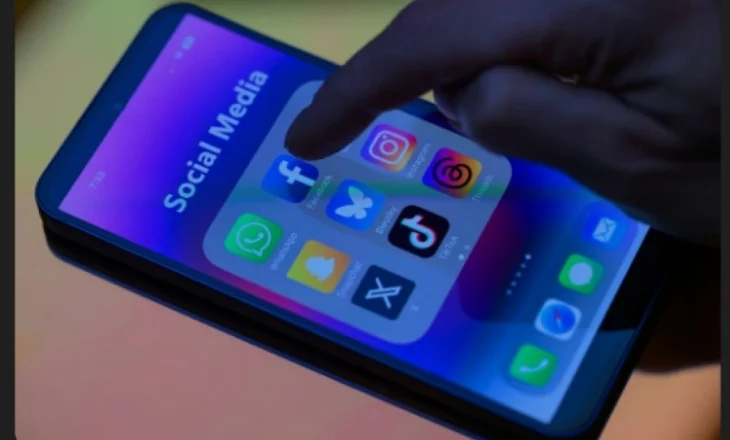 A do t’i ndalojë BE-ja mediat sociale për adoleshentët?